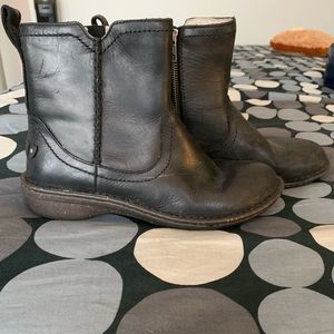 Uggs black leather boot